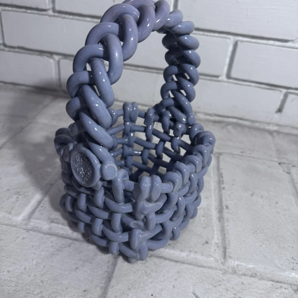 Ceramic woven basket in perfect condition, lavender/light purple color - Picture 3 of 10